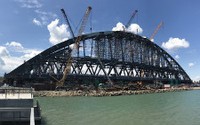 Более 500 судов прошли под аркой Крымского моста в Керченском проливе после ее установки