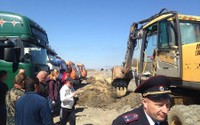 У лагеря дальнобойщиков в Ростовской области начали экстренный ремонт дороги